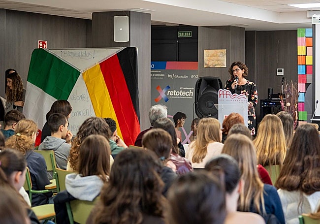 La delegada de Educación, Susana Fajardo, se dirige a los alumnos en el IES Albarregas.
