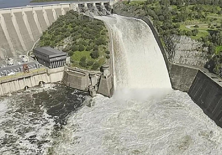 La presa de Cedillo desembalsa casi cuatro millones de litros de agua por segundo y la de Alcántara, más de tres
