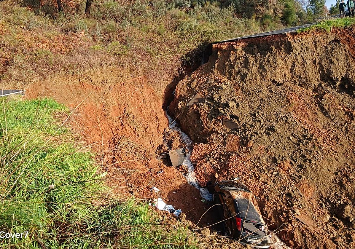 Una conductora sufre una crisis de ansiedad tras tragarse la tierra la carretera por la que circulaba