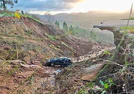 Así es el socavón producido en la CC-428 por el que ha caído una conductora