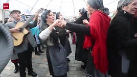 Una quema del pelele exprés salva la fiesta popular que da inicio al Carnaval cacereño