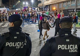 Los agentes inmovilizan a un carnavalero que empujó a un policía