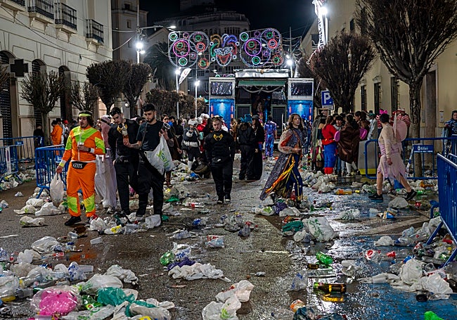 Basura acumulada en Pedro de Valdivia a las seis de la mañana.