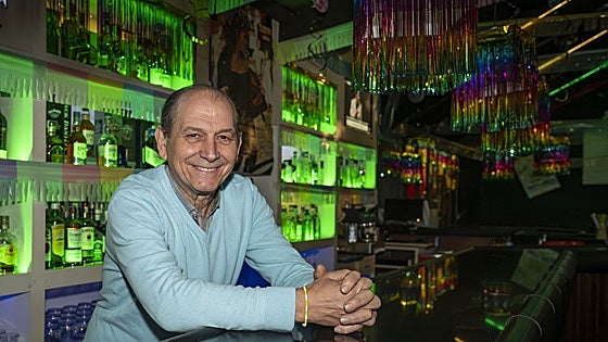 Se jubila Pedro, el que guarda los secretos de los carnavaleros de Badajoz en su Buhardilla