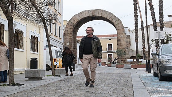 El caminante que hará 2.300 kilómetros por toda la región con salida desde el Puente Romano de Mérida