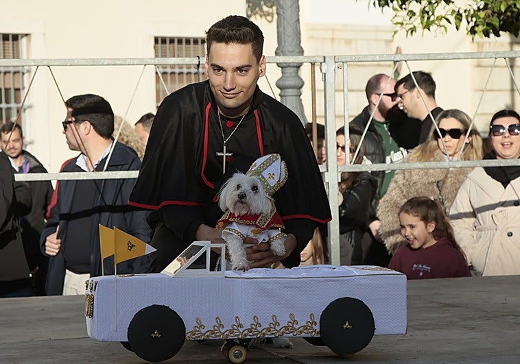 Keka bendice con su papamóvil el Carnaval de mascotas