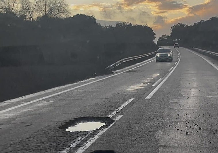 La Junta confía en poder reabrir la carretera entre el cruce de la cementera y Jerez a lo largo de la próxima semana