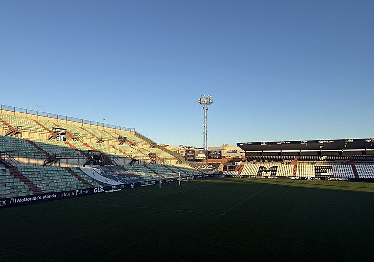 Derbi extremeño en Primera Federación: en mitad de la fiesta, mucho en juego