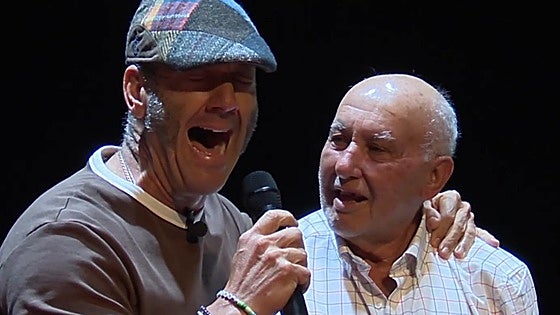 La emotiva sorpresa de Paco Candela a un abuelo de Monesterio