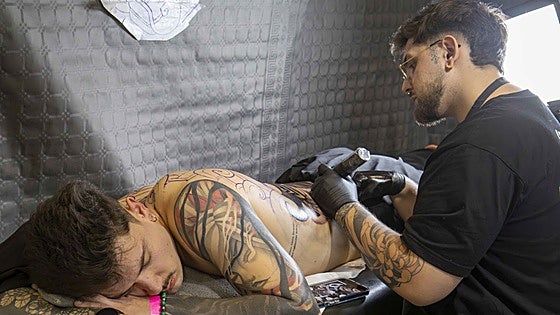 La convención de tatuajes llena Ifeme de solidaridad y arte con cien profesionales