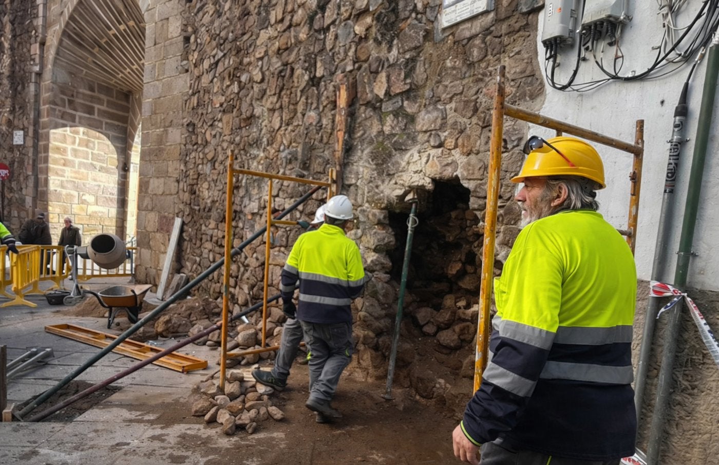 Se inicia la reconstrucción del tramo de muralla derribado de la Puerta ...