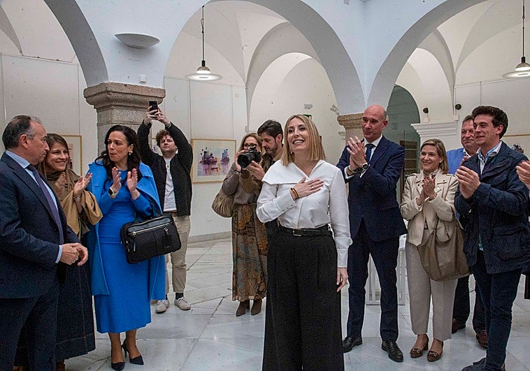 Salvas de aplausos ante el insoportable silencio de Vox