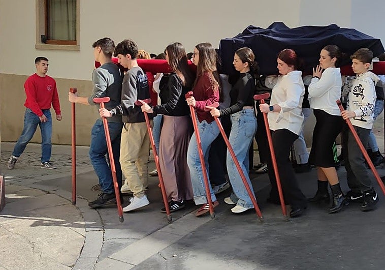 La Pasión cacereña calienta motores: ensayos, presentación en Mérida, cromos y besapié del Nazareno