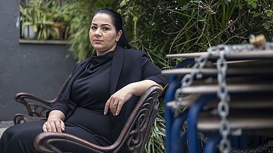 Khadija Amin en Cáceres: «Estados Unidos abandonó a Afganistán y hará lo mismo con Irán»