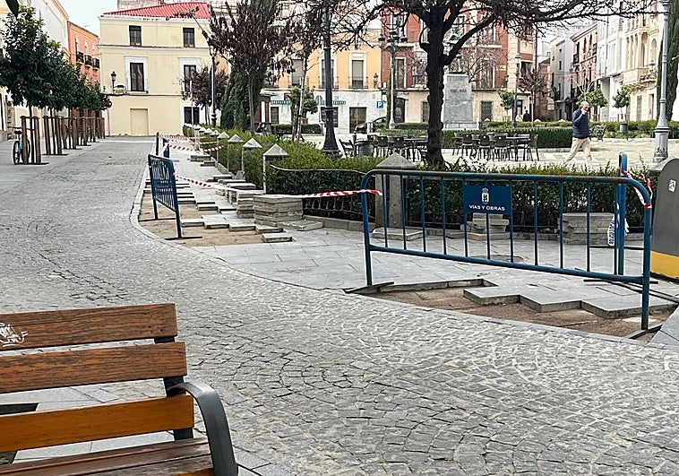 El Ayuntamiento de Badajoz repara las baldosas de San Andrés por cuarta vez en siete años
