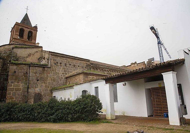 El derribo de un muro avanza en el proyecto de gran plaza pública en Santa Eulalia