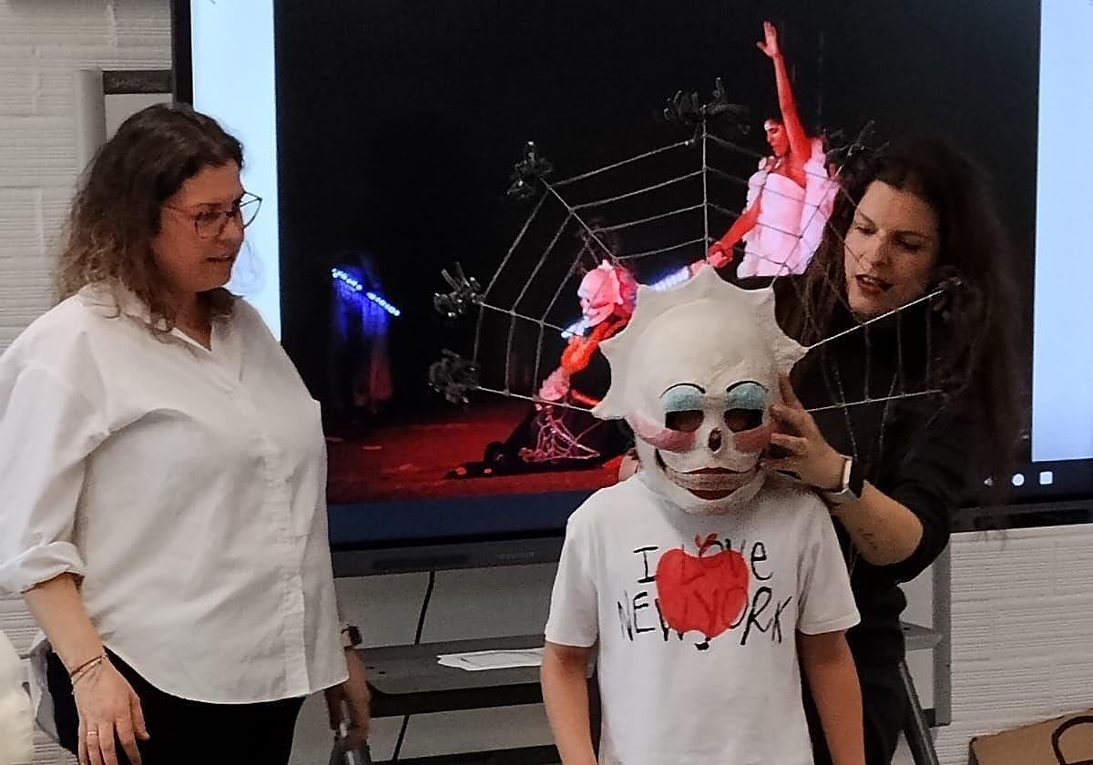 Un alumno se prueba la máscara de La Diabla Cedida