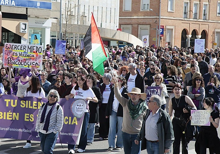 Más de 2.500 pacenses piden no retroceder en los derechos para las mujeres