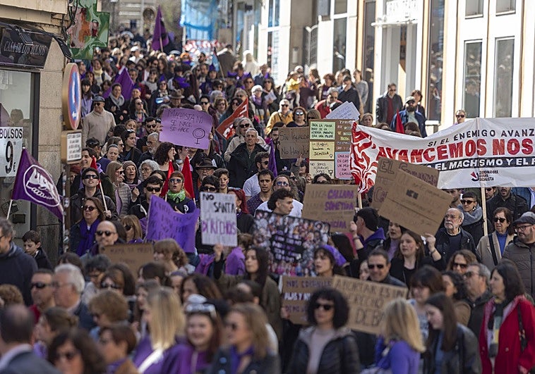 2.000 personas participan en el 8M cacereño, que pide una 