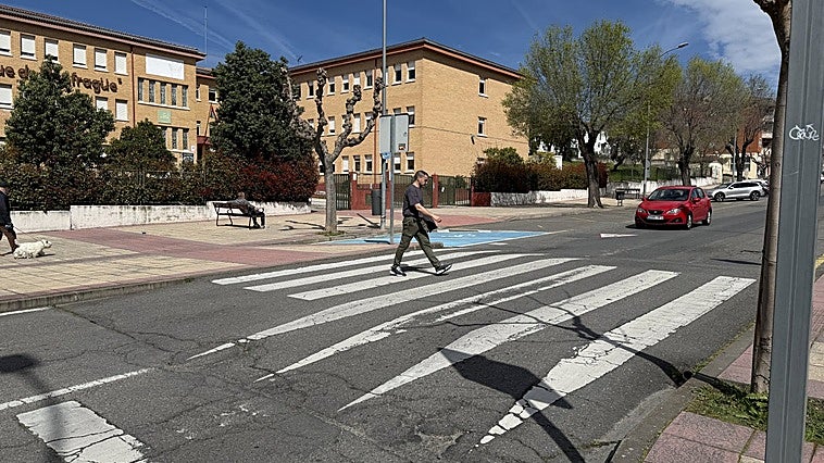 Plasencia instalará señales en pasos de peatones para alertar del uso del móvil