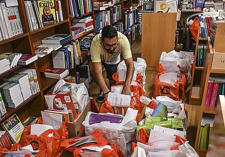 La Junta de Extremadura sube 10 euros por alumno las ayudas para libros de texto