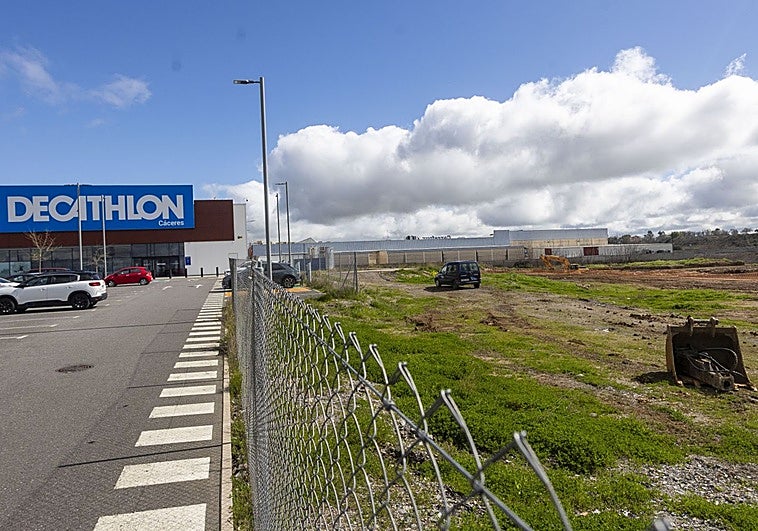 Se reanudan las obras para la llegada de nuevas empresas al centro comercial Way Cáceres