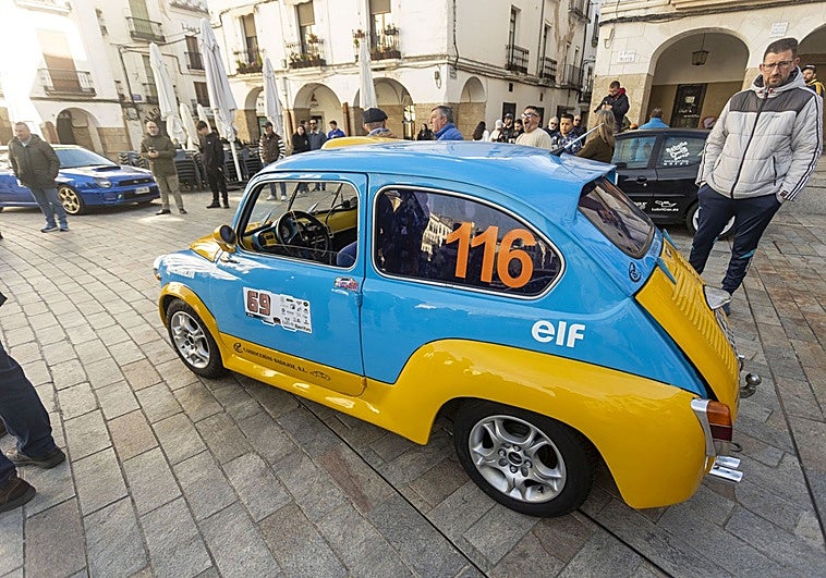 Los coches clásicos conquistan la Plaza Mayor de Cáceres