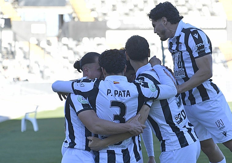 El Badajoz sobrevive al fuego cruzado