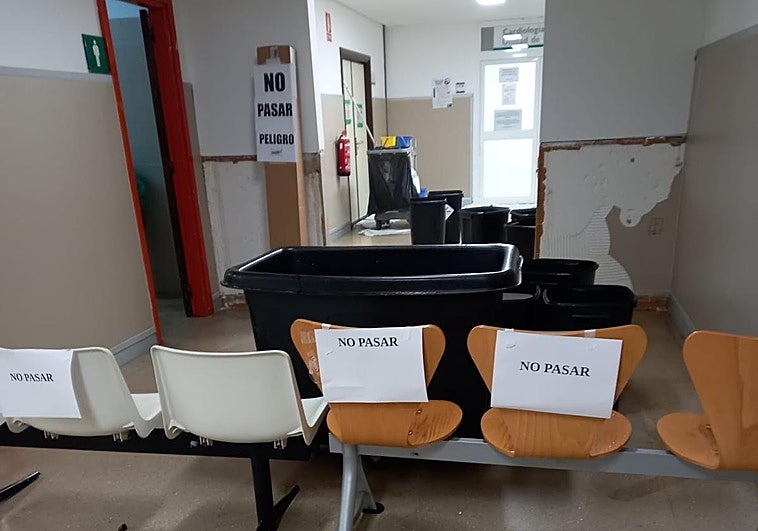 La rotura de una tubería una inunda varias zonas del Hospital Universitario de Badajoz