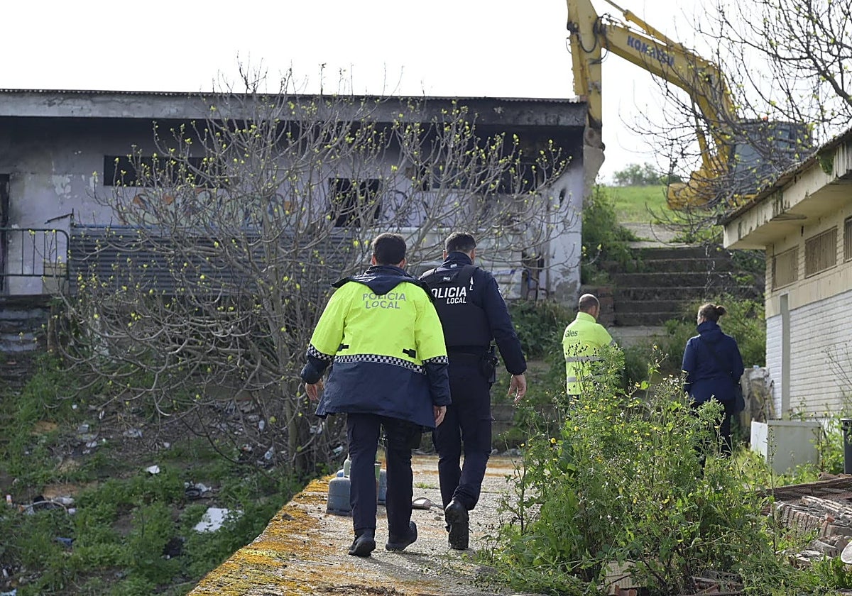 Catorce okupas abandonan el José Pache pero quedan dos parejas aún