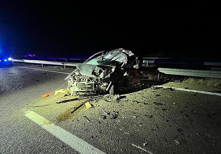 Un muerto y un herido grave en la A-5 cerca de Mérida tras un aparatoso choque frontal entre dos vehículos