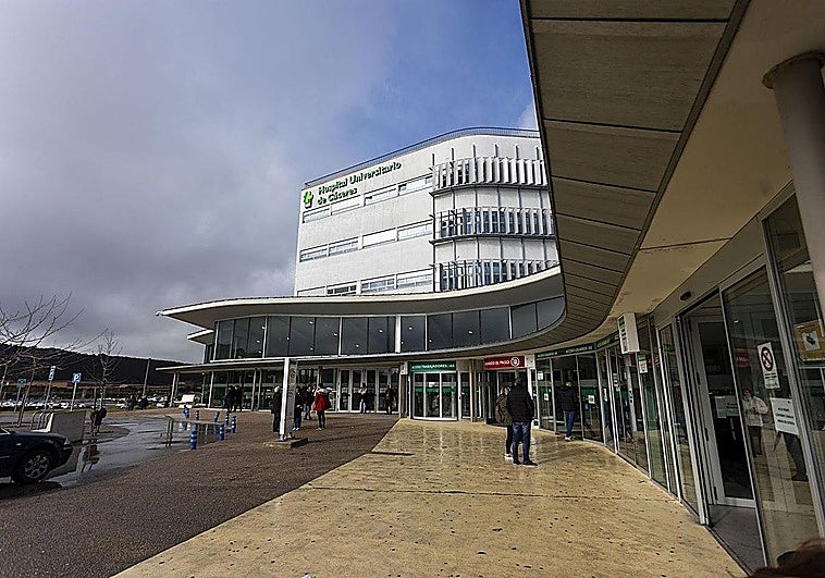 Herido un hombre de 70 años tras un choque entre una moto y un coche en Cáceres