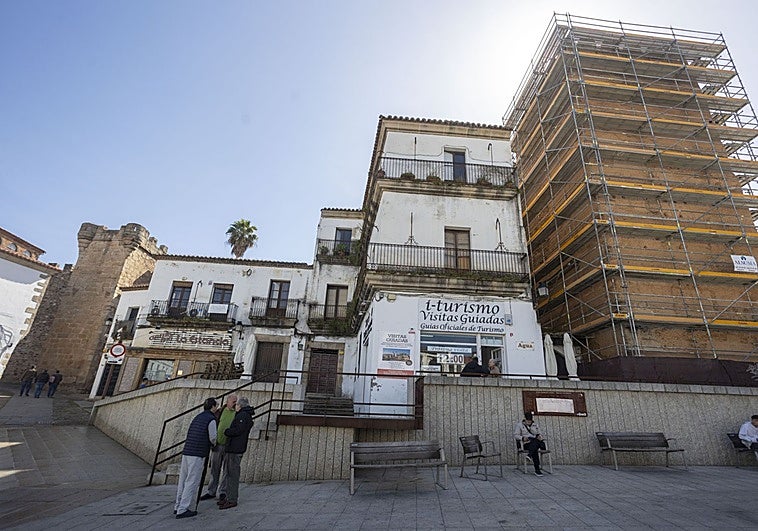 El derribo de parte de un edificio de la Plaza Mayor de Cáceres ampliará la vista de la muralla y la Torre de la Yerba