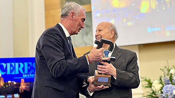 La reunión de las Ciudades Patrimonio en Cáceres arranca con el premio a la Fundación Tatiana