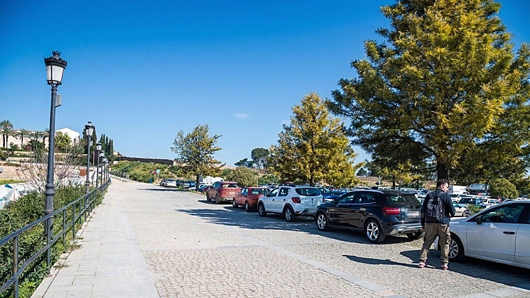 Los vecinos del Casco Antiguo de Badajoz: «Es imposible aparcar y nos fríen a multas»
