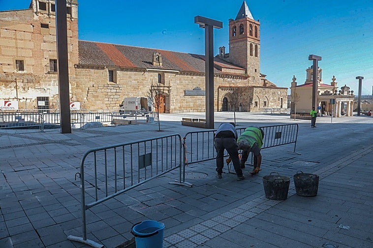 Cortan un carril de la avenida de Extremadura para reponer las baldosas sueltas