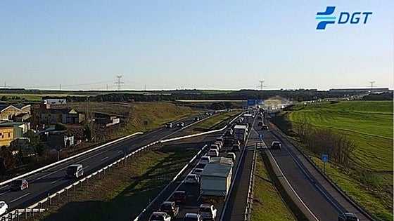 Un accidente en la A-5 complica la operación salida de Semana Santa entre Madrid y Extremadura