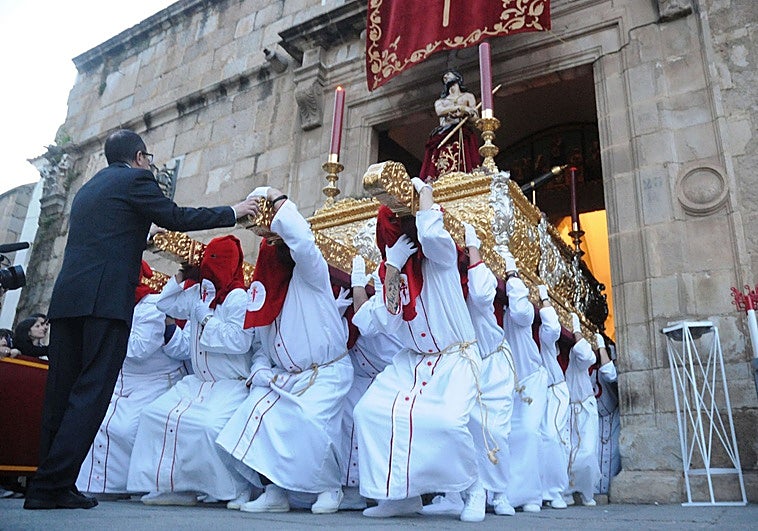Jesús de Medinaceli y la Virgen del Rosario iluminan la noche del Lunes Santo emeritense