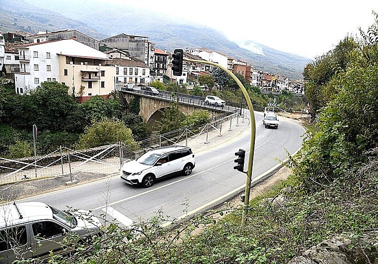 Agentes de la Guardia Civil sofocan un incendio en una vivienda en Cabezuela del Valle