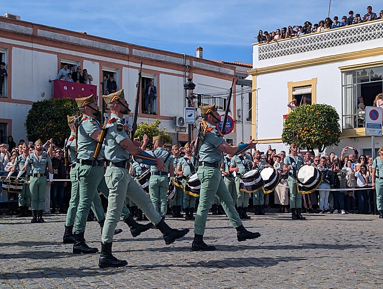 La Legión encadila en Jerez de los Caballeros en un ventoso Domingo de Ramos