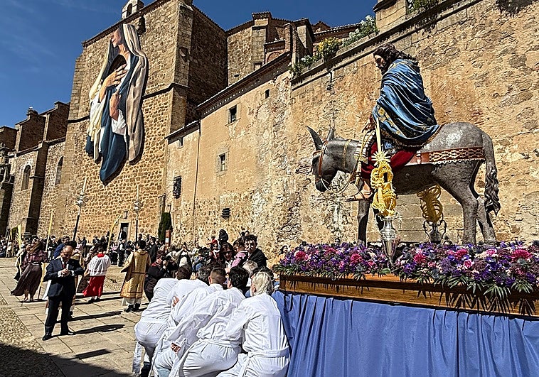La Borriquita recorre Plasencia con fluidez en una mañana soleada marcada por el viento