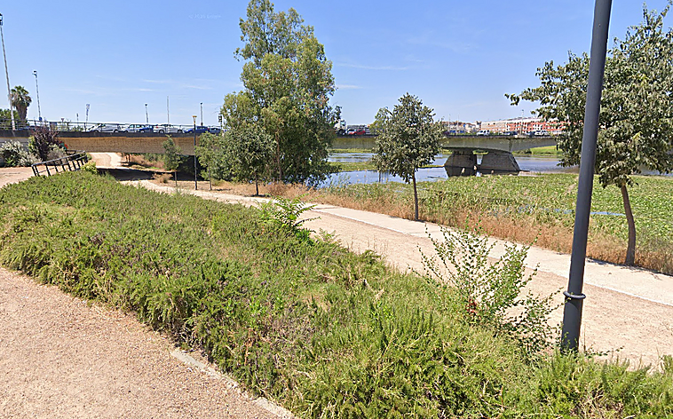 Rescatada una persona tras caer al río y aferrarse a uno de los pilares del Puente de la Autonomía