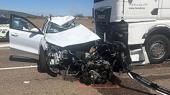 Muere una mujer en un choque entre un turismo y un camión en la N-430