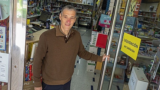 Artifes cierra su librería y tienda de Carnaval tras 50 años de historia de Badajoz