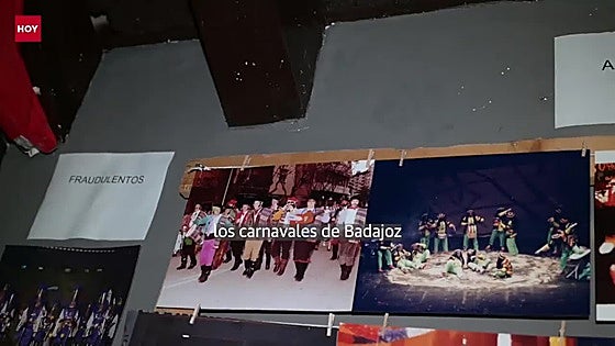 El bar la Buhardilla se empapela con 805 fotos de murgas del Carnaval de Badajoz
