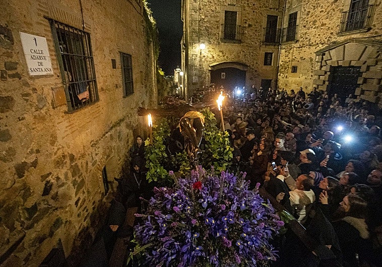 El Cristo Negro y la Virgen de la Esperanza protagonizan un anhelado Miércoles Santo en Cáceres
