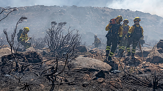 El fuerte viento impide las labores de extinción en el incendio de Losar de la Vera