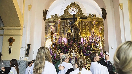 El Descendimiento sale con 213 nazarenos y Santo Domingo estrena saya torera de El Cordobés