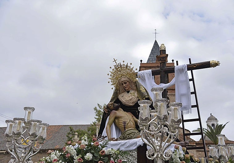 El Viernes Santo culmina con tres procesiones y el extraordinario Vía Crucis de la madrugada sabatina