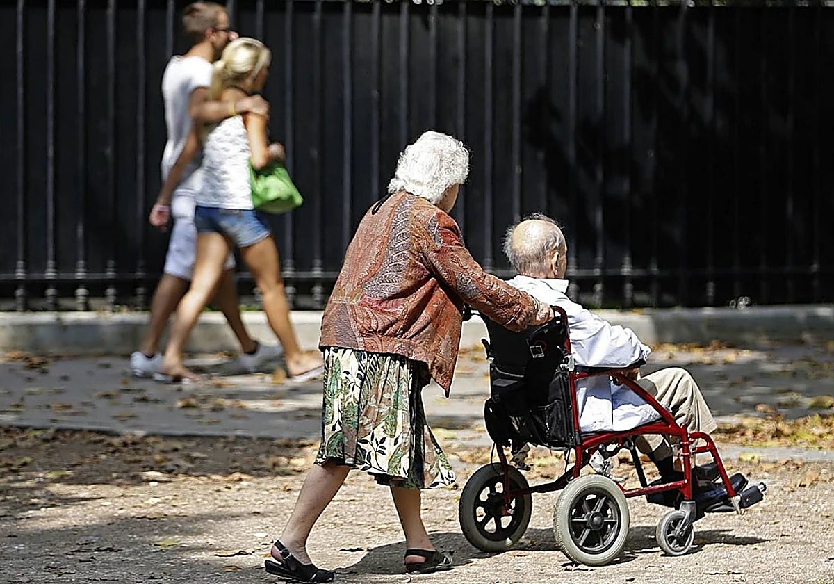 Más de 1.300 extremeños fallecieron en 2025 a la espera de la ayuda de la dependencia